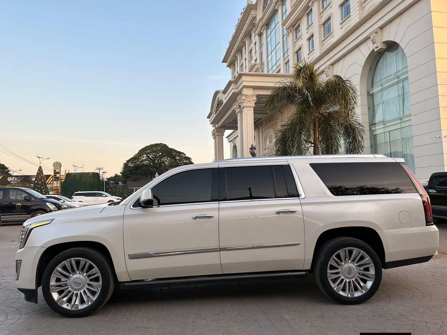 Cadillac Escalade photo 3